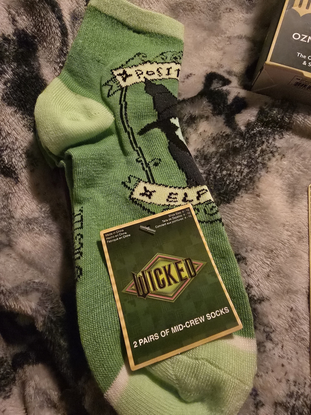 Deluxe Wicked Green Stainless Tumbler, Wet Brush, Socks And Lip Balm Set NWT - Picture 3 of 5